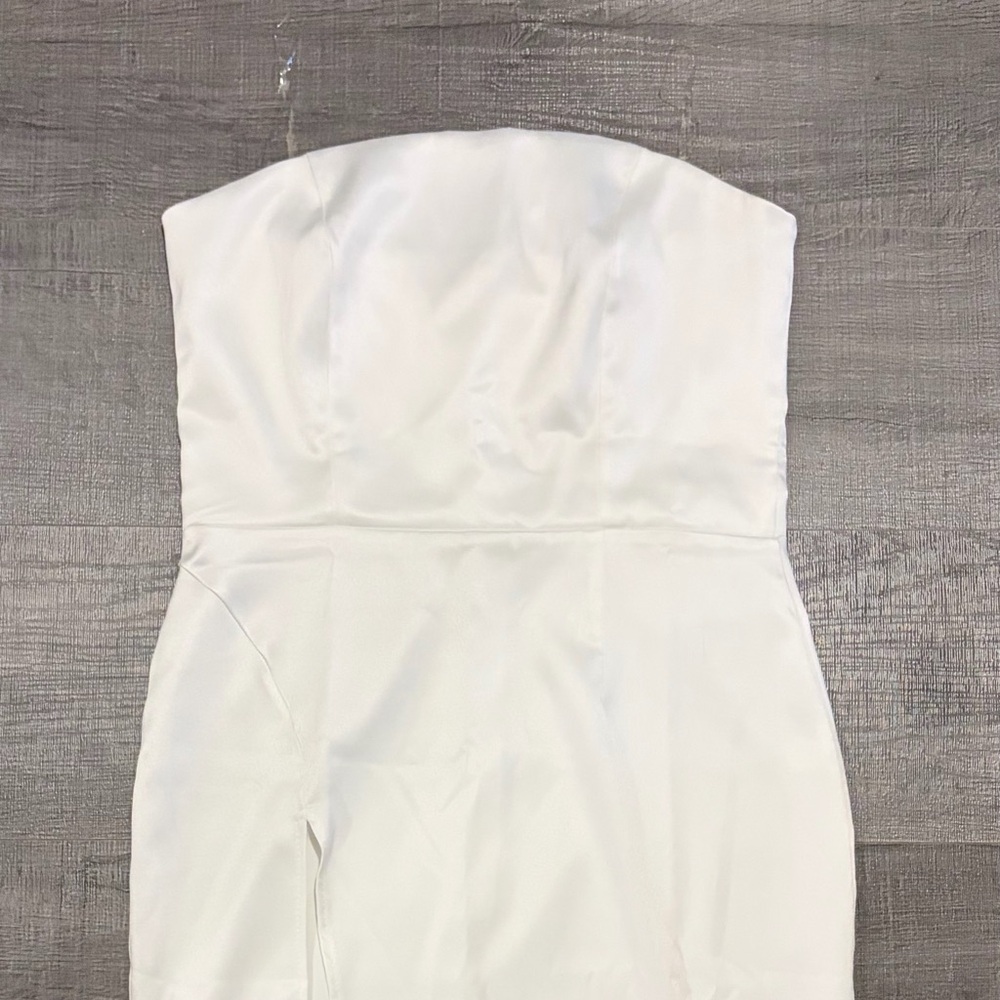 Elegant White Strapless Dress With Front Slit